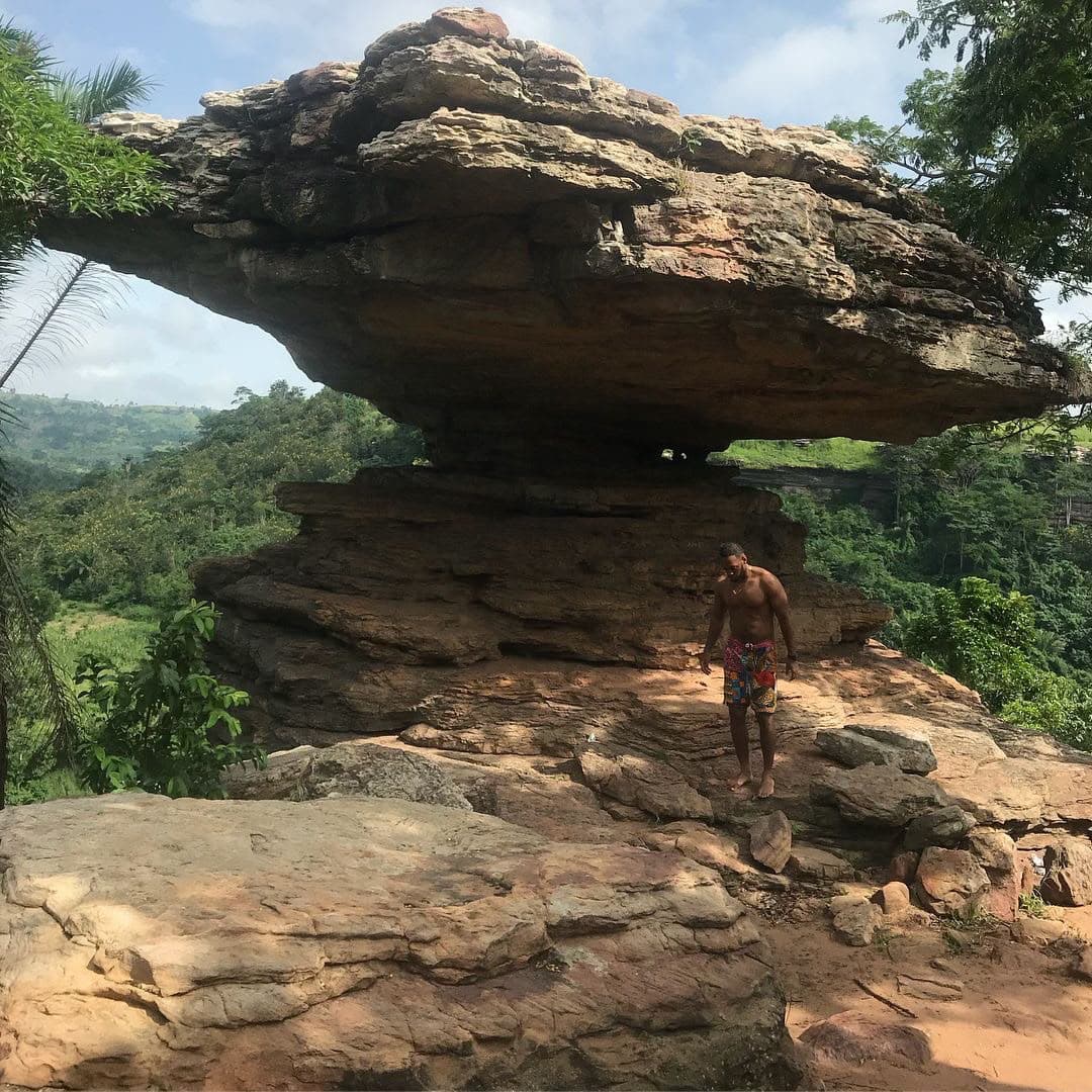 Full view of Umbrella Rock with panoramic landscape